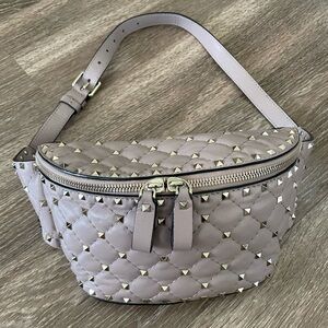 VALENTINO GARAVANI ROCKSTUD BELT BAG/QUILTED/LEATHER/SZ 85 BELT/BEIGE POUDRE